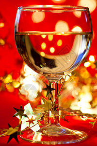 白葡萄酒杯有恒星形状的锡轮和图片