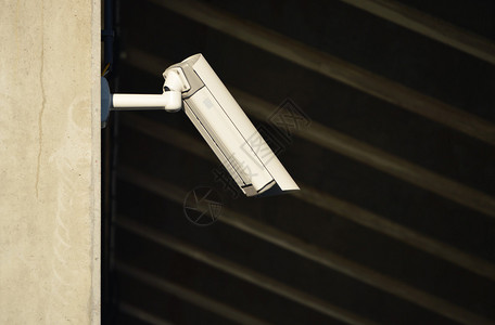 戒备森严的工业区的高架安全摄像头图片
