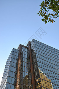 蓝色玻璃现代商务楼图片