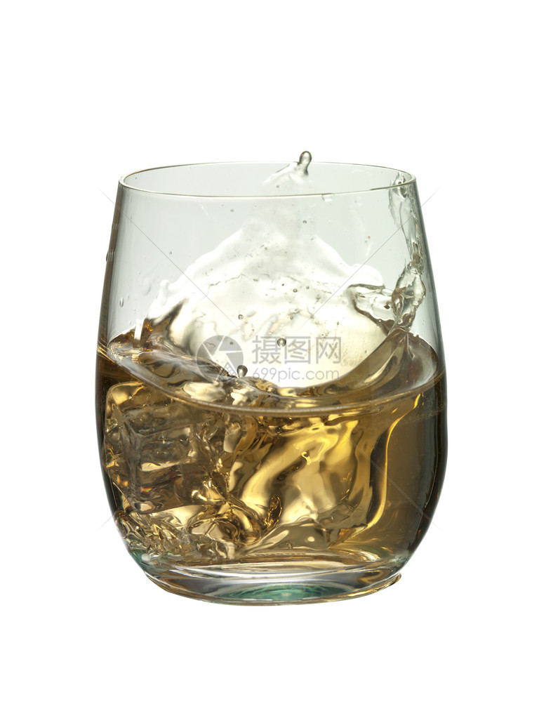 冷冰的威士忌杯孤立图片