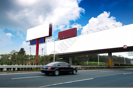 高速公路旁边竖立着无数的广告牌背景图片