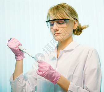 年轻女科学家在化验室用管子和测试管图片