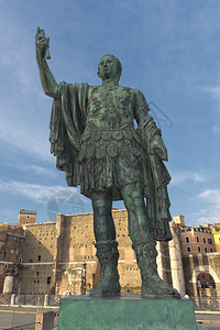 罗马巨帝青铜雕像在图片