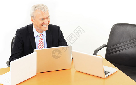 坐在会议室等同事的高级商人在会议图片