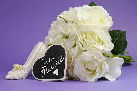 穿着白玫瑰的婚礼花束图片