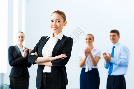 办公室中成功的商业妇女在对同事的图片