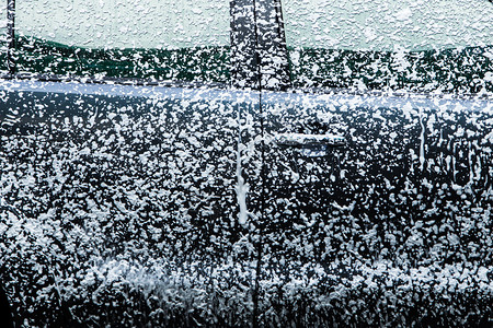 用泡沫清洁剂洗车图片