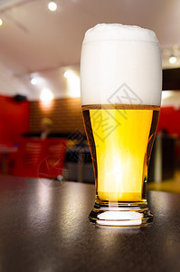 酒馆桌上的啤酒杯玻璃图片
