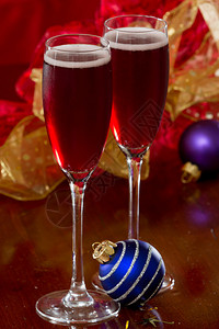 圣诞起泡酒摆在桌子上配有装饰品和装饰品背景图片