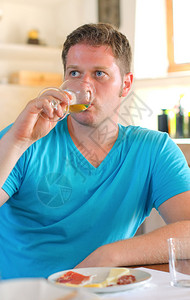 男人喝杯白葡萄酒图片