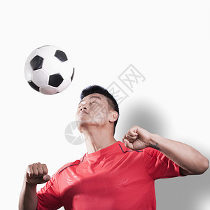 头球的足球运动员白色背景图片