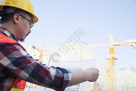 建筑设计师在建筑工地的图片