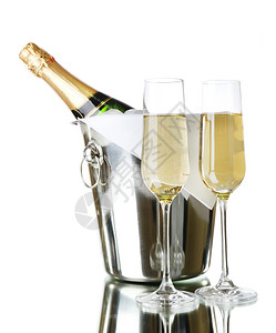 玻璃杯香槟和瓶子放在桶里图片