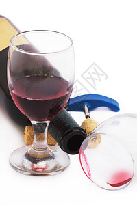 红酒和开瓶器的杯子和空瓶子放在白色背景图片