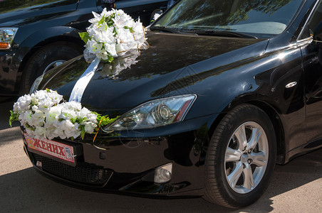 婚礼当天用鲜花装饰的机器图片