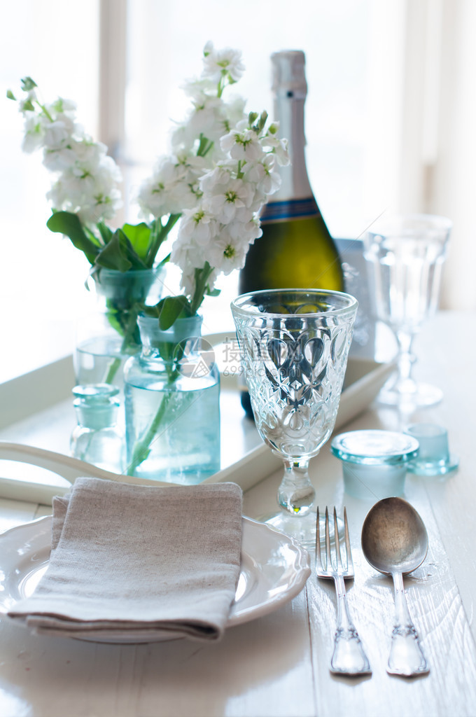 旧式节庆餐桌白马提奥拉花葡萄酒杯餐具和图片