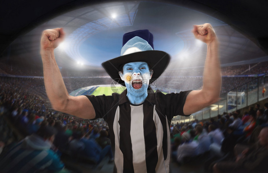 一名阿根廷足球迷在足球场庆祝一图片