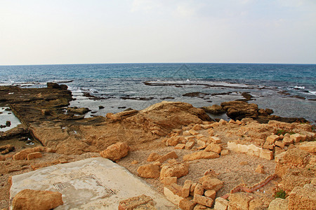 凯撒利亚海里蒂马公园的希律王海角宫殿水池遗址背景