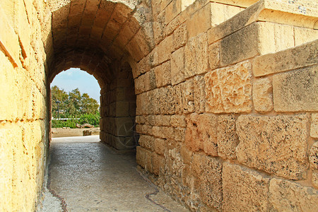 CaesareaMaritima公园圆形剧场遗址的侧门图片