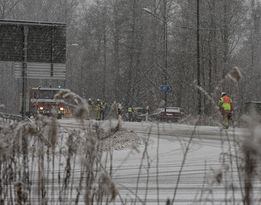 冬季车祸中的救援人员图片