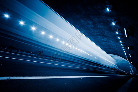 隧道的交通灯图片