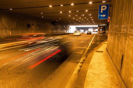 在隧道里汽车交通在运图片