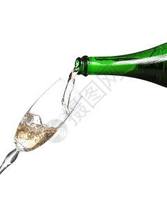 香槟被倒入玻璃或笛子中孤立图片