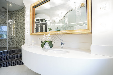 现代住宅豪华浴室中的洗脸盆图片