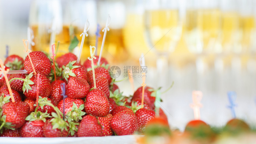 香槟圆木上鲜熟的红草莓香水杯本底图片
