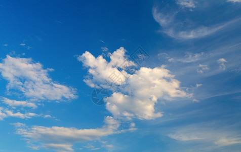 明亮的蓝天白云在阳图片