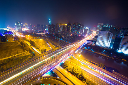 夜间飞越和城市风景上的图片