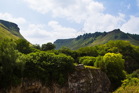 青山与蓝天对抗阳图片