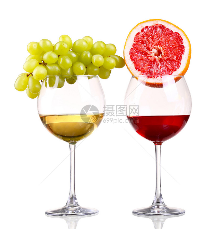 杯红白葡萄酒葡萄和葡萄柚在白色背景和软tenyuFayl图片