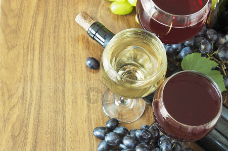 红酒白酒和葡萄木本图片
