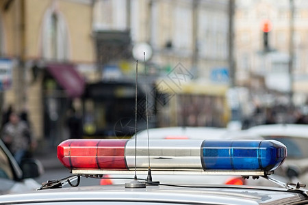 警察在大城市的道路和街道上的巡逻报警系统图片