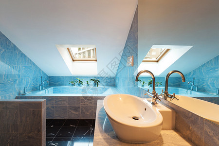 室内现代阁楼蓝色浴室图片