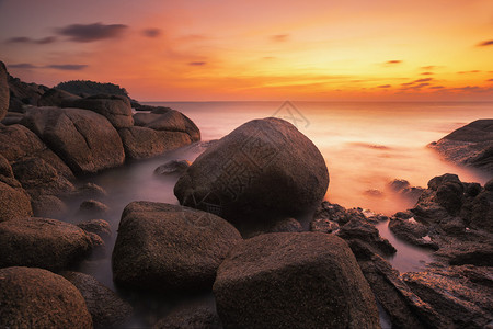 泰国普吉岛的日落与岩石和海滩图片