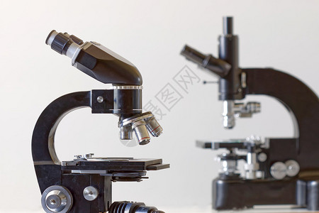 两个黑色旧显微镜的侧边视图图片