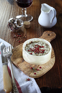 传统的法国山羊奶酪和一杯红酒图片