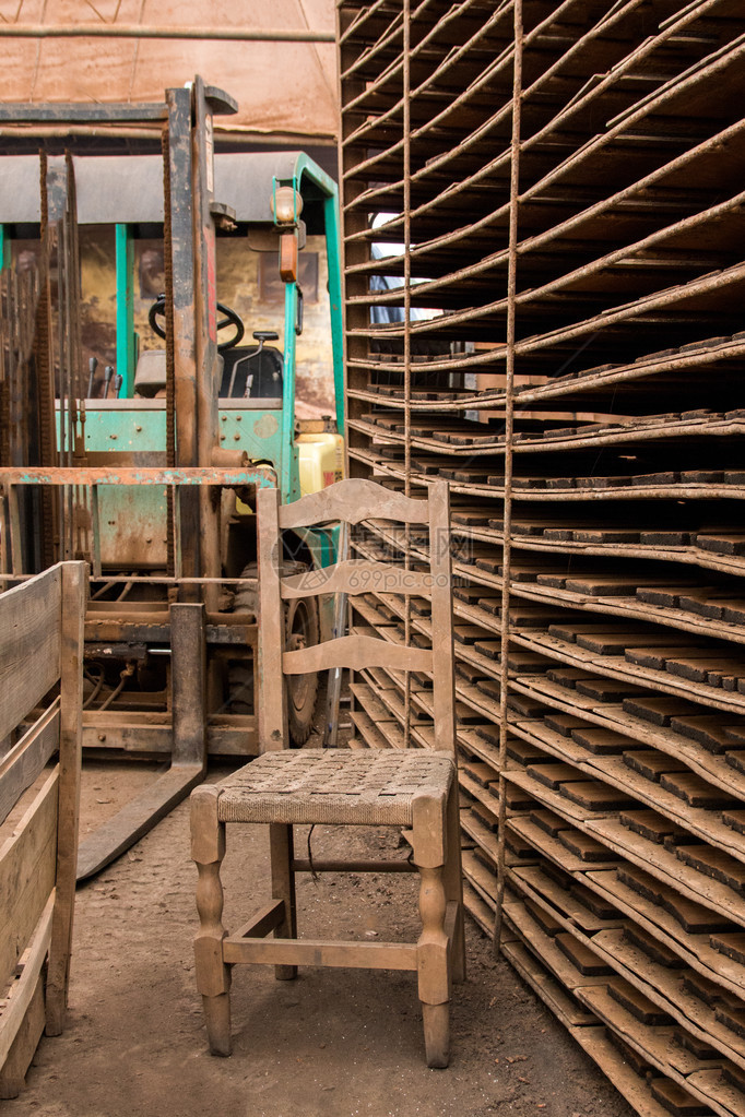 对传统泥砖生产厂的内部观察图片