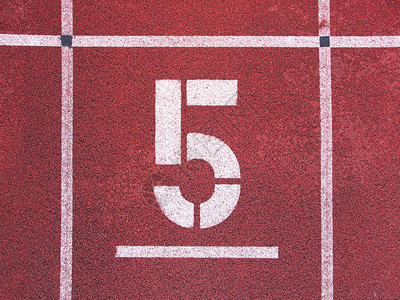五号红色橡皮赛道上的大白轨数小型运动场的滑纹背景图片