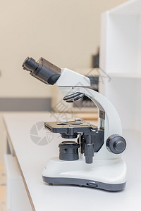 科学实验室的显微镜图片