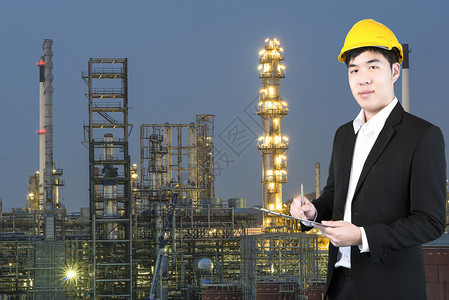 化学工程师检查炼油厂的安全图片