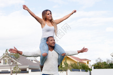 快乐的一对情侣享受在街上飞翔女人图片