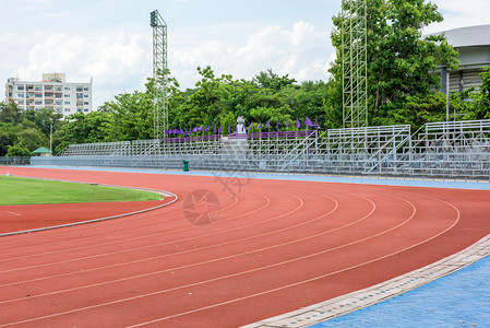 与足球场一角的跑道图片