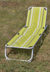 放松椅准备用于草背景图片