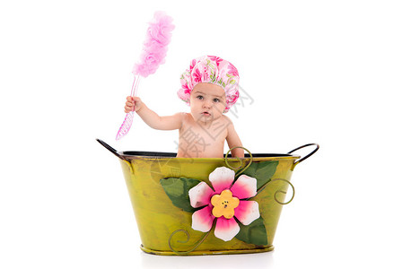可爱的宝在浴缸里戴着浴帽图片