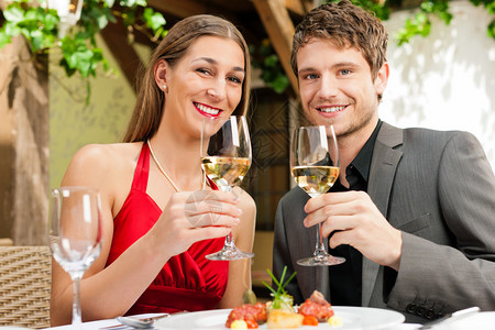 情侣在美食餐厅享用浪漫晚餐或午餐图片
