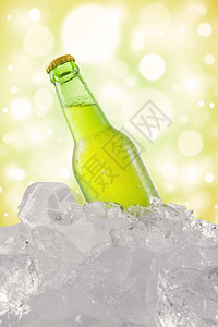 新鲜饮用绿瓶装露和冷冰立方体以内晶过滤器和bok图片