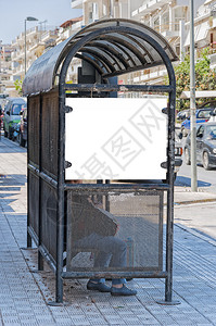 在希腊克里特岛的广告上有一张照片是公交车站上面写图片